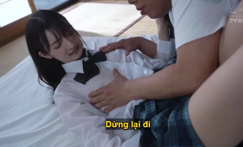 Bố dượng không còn kiềm được trước nhóc con trong bộ đồng phục bị ướt mưa